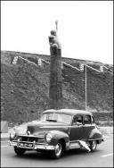 Automóvel Hudson Commodore (1946) do piloto Ilídio Andrade, a passar ao lado da estátua da Autonomia, em Santa Cruz, no 2.º Raid Diário de Notícias