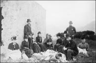 Retrato de grupo durante um piquenique, [no Pico da Cruz, Freguesia de São Martinho, Concelho do Funchal]