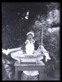 Retrato de Maria das Mercês de Sousa Menezes Bettencourt da Câmara dentro de um barco de brincar (corpo inteiro)