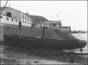 Barcaça de fornecimento de carvão varada na praia em frente ao arsenal Blandy Brothers, no extremo leste da cidade, Freguesia de Santa Maria Maior, Concelho do Funchal