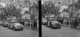 Duas imagens de dois automóveis de competição Volkswagen: do piloto Maria S. Gouveia e do piloto Luis P. Camacho, na linha de partida da 1ª Volta à Ilha da Madeira, na Avenida Arriaga, Freguesia da Sé, Concelho do Funchal