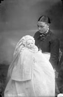 Retrato de uma mulher com uma criança ao colo (corpo inteiro)