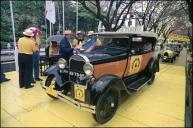 Automóvel Ford A Phaeton (1928) do piloto Manuel Silva, no arranque da primeira etapa do 6.º Raid Diário de Notícias, na avenida Arriaga, Freguesia da Sé, Concelho do Funchal 