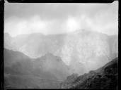 Paisagem de montanhas, em local não identificado, na Ilha da Madeira