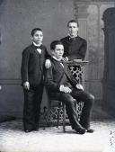 Retrato de três jovens, filhos de Manuel de Sousa (corpo inteiro)