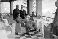 Jean Murat, Wina Winfried, Francisco Henrique Cunha, cônsul da França, e um homem na varanda do Reid's Palace Hotel (atual Belmond Reid's Palace), Freguesia de São Martinho, Concelho do Funchal