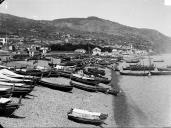 Praia do Funchal, com os barcos utilizados no transporte de mercadorias, e rua da Praia, freguesia da Sé, concelho do Funchal