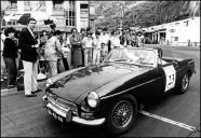 Automóvel MGB (1963) do piloto Martim Macedo na chegada à vila da Ribeira Brava, no 1.º Raid Diário de Notícias