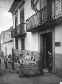 Transporte, em corsa puxada a burro, de pacotes do estabelecimento de bordados Emile Marghab & Cª Lda. Sucr., na rua dos Ferreiros, Freguesia de São Pedro, Concelho do Funchal