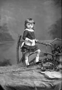 Retrato de um menino, filho de Constantino Rodrigues (corpo inteiro)