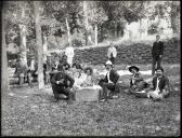 Retrato de grupo de homens durante piquenique em local não identificado (corpo inteiro)