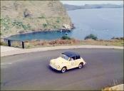 Automóvel Morris Mini Tourer (1953) do piloto José Marques a passar no Miradouro Francisco Alvares Nóbrega - O "Camões Pequeno", Freguesia de Água de Pena, Concelho de Machico, no 2.º Raid Diário de Notícias