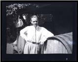 Retrato de Noel Bianchi Cossart, junto a pipas de vinho, em local não identificado, na Ilha da Madeira