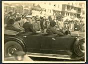 General Italo Balbo a passar de carro, à entrada da cidade, frente ao cais, na sua chegada ao Funchal