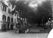 Praça da Constituição (atual avenida Arriaga), Freguesia da Sé, Concelho do Funchal, vendo-se os rails do carro americano