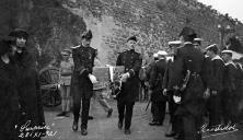 Transporte de uma das urnas com os restos mortais dos marinheiros franceses para um escaler, na Pontinha, Freguesia de São Pedro (atual Freguesia da Sé), Concelho do Funchal