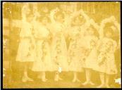 Retrato de um grupo de meninas vestidas de branco com arcos de flores nas mãos