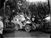 Harvey Foster e filha no seu automóvel nos jardins do "Reid's New Hotel" (atual "Belmond Reid's Palace"), Freguesia de São Martinho, Concelho do Funchal