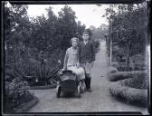 Jean Ruby Blanche Shaw e Kenneth Guex Courtenay Shaw, no jardim de uma casa na rua Coronel Cunha, Freguesia de Santa Maria Maior, Concelho do Funchal