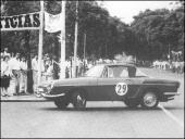 Automóvel Renault Caravelle (1962) do piloto Joel Ramos, na prova de perícia do 2.º Raid Diário de Notícias, na avenida do Infante, Freguesia da Sé, Concelho do Funchal