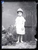 Retrato de uma menina, sobrinha de Eduardo Agostinho Pereira (corpo inteiro)