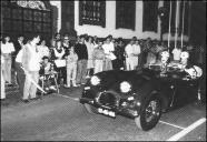 Miguel de Sousa, vice-presidente do Governo Regional, ao lado de Mendes de Almeida, presidente do Clube de Automóveis Clássicos da Madeira, na volta de abertura do 5.º Raid Diário de Notícias, no automóvel H.R.G. Aerodynamic (1947)