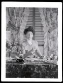 Retrato de Matilde Olímpia Sauvayre [Sauvaire] da Câmara, sentada a uma mesa de escritório