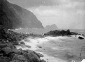 Panorâmica, de local não identificado, do arquipélago da Madeira, vendo-se um acampamento à beira mar